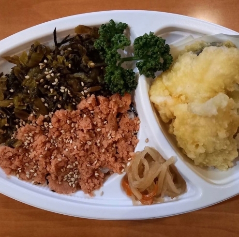 日替り弁当　鮭と高菜のごはんと天ぷら「一魚一会　明日の日替り＆幕の内弁当」