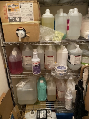 洗剤置き場「汚れに合わせて、様々な洗剤を使用します。」