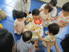 大きなケーキに果物をかざろうね♡「今日はお誕生日会がありました。」