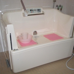 人気の浴槽！！　安全・安心な入浴のために！！　高住センターから、機械浴のある老人ホーム見学情報です。