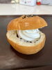 つぶあんぱんにバニラソフトクリーム「どのパンにもソフトクリームはさめます‼︎」