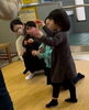 人見知りの先輩２歳ちゃんも頑張って、マラカス！「２歳ちゃんのどきどき！初めての習い事♪南区リトミック教室で一生懸命頑張ってます【京都市南区＆下京区のピアノ・リトミック・英語リトミック・ベビーリトミック】」