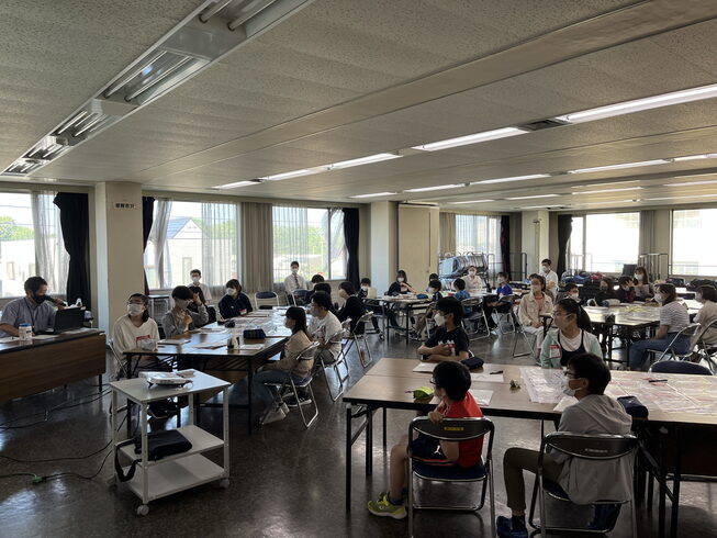 市職員の説明を聞く研修生「苫小牧市こども研修事業 第1回事前研修を終えました!」