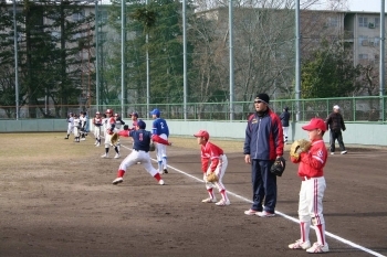 キャッチボールを見る山崎選手。
集中して、投げるのも捕るのもしっかりやることが大切