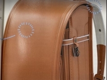 6年間使い続けるランドセルだから、カザマは人工皮革「クラリーノ」を採用しています。