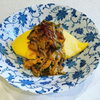 蒸し鶏のピリ辛香味ダレのオムライス