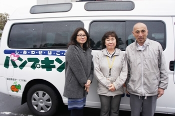 添乗員と運転手が2人1組で対応します。<br>（一番左が高野ミチ子さんです）