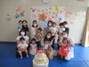 みんなで一緒に記念撮影☆「今日は「７月のお誕生日会」がありました。」