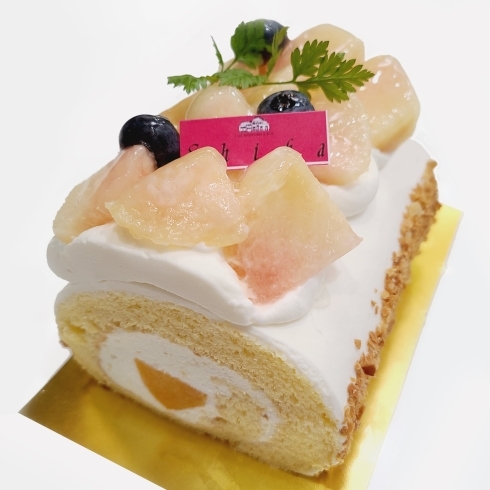 「『白桃ロール』 香川県内産の白桃を使用。毎年人気のロールケーキです。」