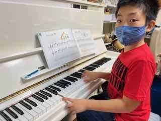 6年生「お部屋リニューアルしたら・・・白い猫足アップライトピアノが人気！！（ベルミュージック、ピアノ・リトミック・クラリネット教室）」