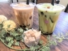 「もっちりトロリのわらび餅ドリンク！「黒糖ミルクティー」と「黒糖宇治抹茶ラテ」」