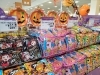 「店内がハロウィンムードに！限定お菓子コーナー展開中」