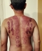 特に腕の付け根の色が凄いですね！「編集長のスゴイ背中の写真で…すみません！笑」