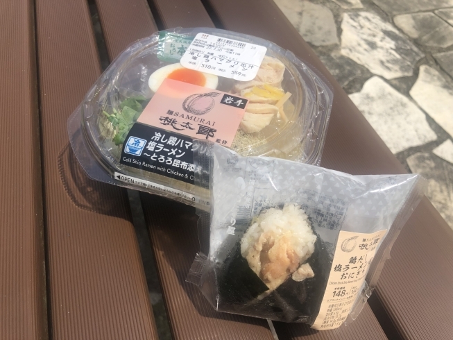 こちらのベンチでいただきます！「麺SAMRAI桃太郎LAWSONコラボ商品をオススメスポットで食べてみた！」