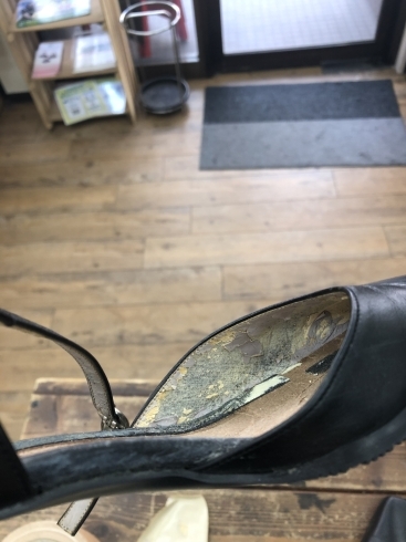 合成皮革が劣化した内張「【宮城県仙台市太白区長町】靴修理•合鍵のお店シューリー その31 靴の内側がボロボロに…」