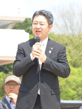 晴れやかに市制10周年の挨拶をする、鈴木市長