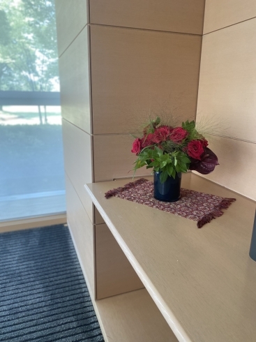 会議室の一角に「今週のお花」