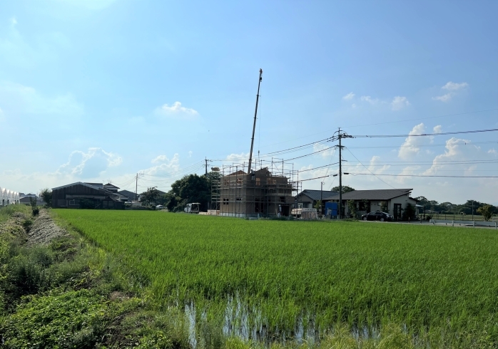 青空に緑が映える景色。この中にお家が出来ていきます「H様の上棟の様子をご紹介します！」