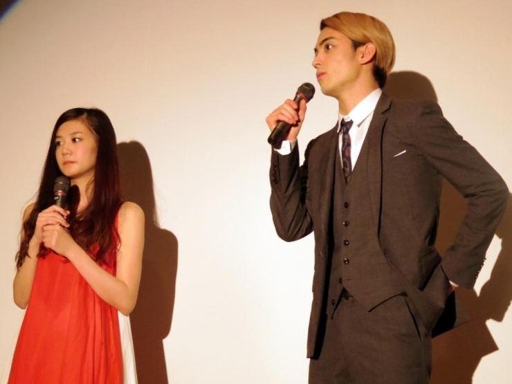 拍手と共に主演の永瀬匡さんとヒロイン役の清水富美加さんの登場です。