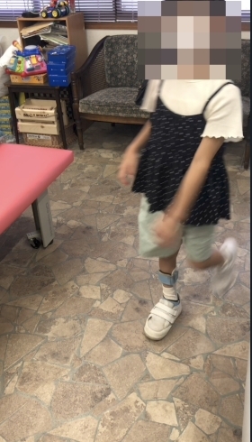 歩行の様子「【脳卒中/脳性小児麻痺】CPのお子さん【リハビリ】」
