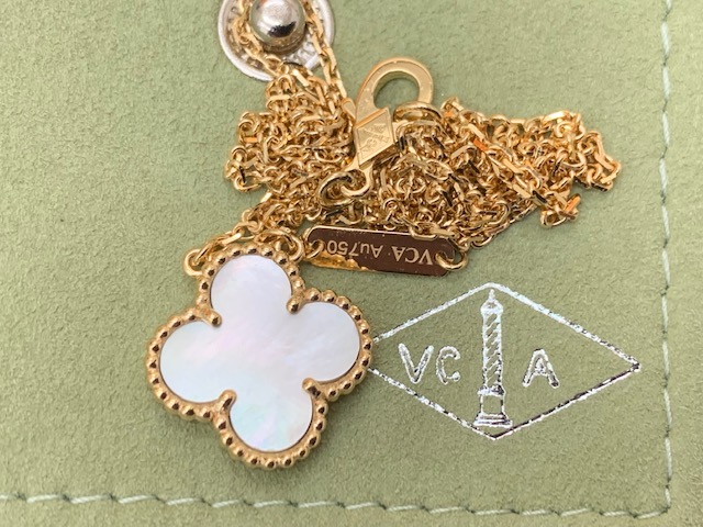 Van Cleef&Arpels 高価買取「K24インゴット本日の当店買取価格は1g7748円です 外貨両替は円への交換レート手数料込み1ドル129.96円、1ユーロ131.07円 安心の現金買取 貴金属「買取りと査定」は「チケット大黒屋」金町北口店」