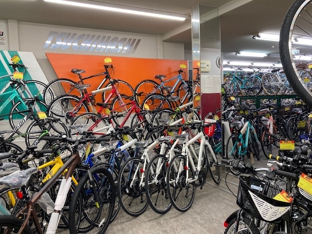 店内いっぱいに並んでいる自転車。「自転車の購入は今がチャンスです！！」