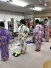 着付けに挑戦中「柴又散策ツアー参加者様[葛飾区限定！成人式の豪華振袖フルセットレンタル店]」