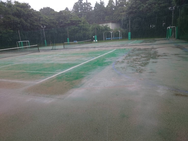 「雨の中のテニスコート」