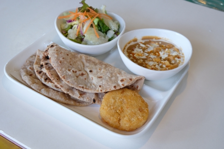 サヒパニルセット「インドのチーズカレー「サヒパニル」をインドのパンで　Indian cheese curry 'sahipanil' with Indian bread 」