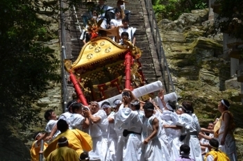 激しさをます神輿。