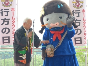 行方商工会会長の平野氏挨拶に商工会マスコットキャラクターの「ニコちゃんとナメゾウ」