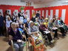 敬老会の余興後、主演者と入居者様で、はい「チーズ」「敬老会を開催しました。」