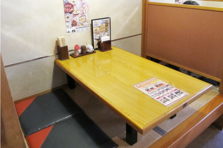 広々とした店内はカウンター席、座敷席、テーブル席があります。