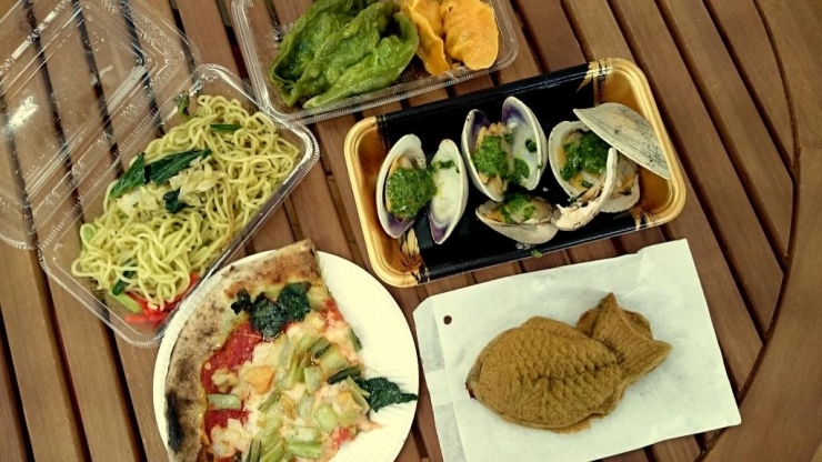 上：小松菜を使ったベカ焼き、中段左：小松菜塩焼きそば、中段右：ホンビノス貝の小松菜ソースがけ、下段左：小松菜とホンビノス貝のピザ、下段右：小松菜たい焼き
