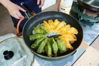 餃子風の皮に小松菜パウダーが練りこまれたベカ焼き