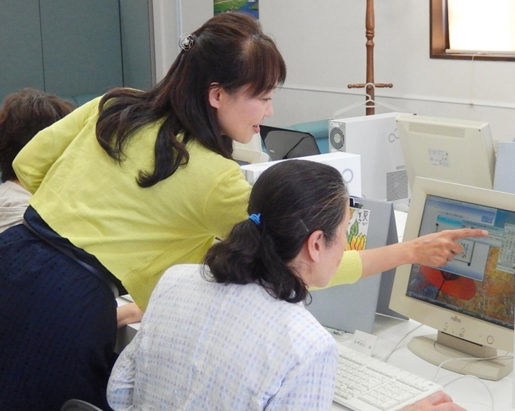 「ご自分の好みの色でいいですよ。」<br>「いいんですよ！　書道じゃないから、何度でも書いたり、消したり出来ますよ。パソコンだから、大丈夫！」