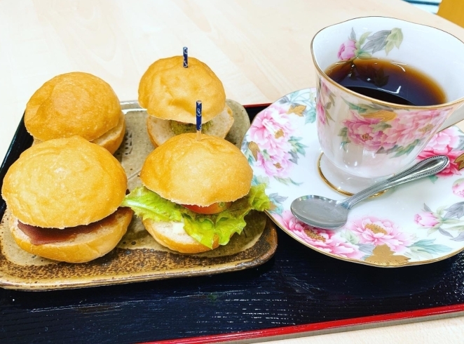 小さいバーガーとドリンクせのセット「【秋の新メニュー】小さいバーガーとドリンクのセット」