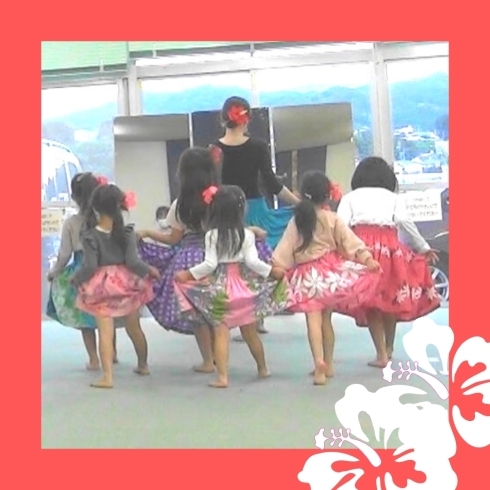 可愛いフラガール達のご挨拶♡「子供フラダンス教室★11月1日開講！那珂川市 可愛いパウスカートとハイビスカスの髪飾りで楽しく踊りましょう」