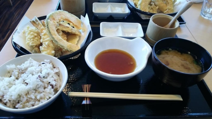 小鉢のついた天ぷら定食。ご飯は白米と五穀ごはんから選べます。<br>