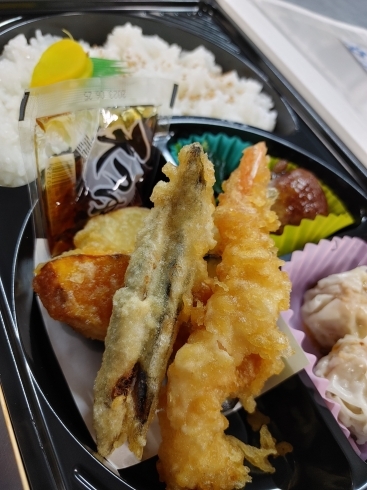 「今日の店頭販売、日替わり弁当♬」