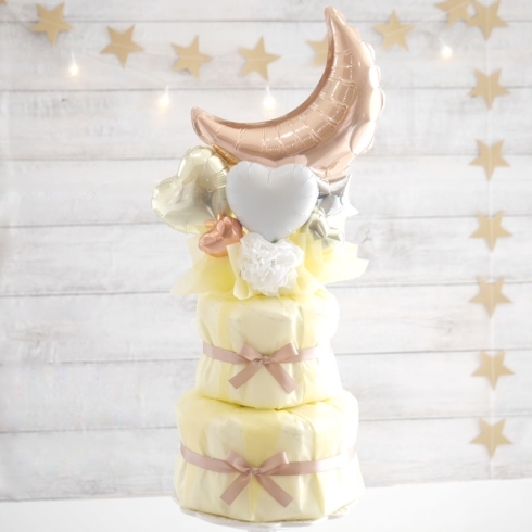 女の子ベビーの出産祝いにおむつケーキをプレゼント「女の子ベビーの出産祝いに月がおしゃれなおむつケーキを贈られました 出雲市姫原 バルーン おむつケーキ 誕生日 飾り付け」
