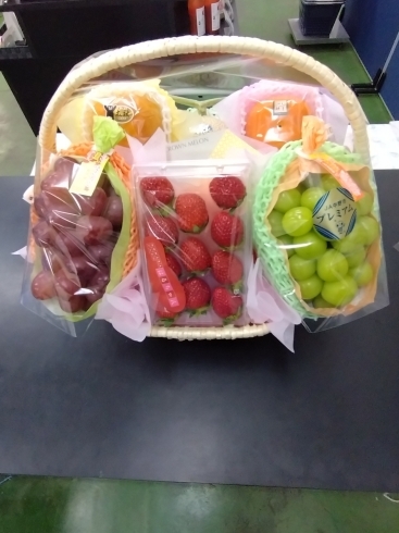お祝い果物かご盛り「やおもり果実専門店 フルーツギフト 【お祝い果物】」