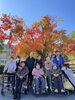 公園で小さい方のモミジをバックに笑顔あふれて「紅葉を見に行きました。」