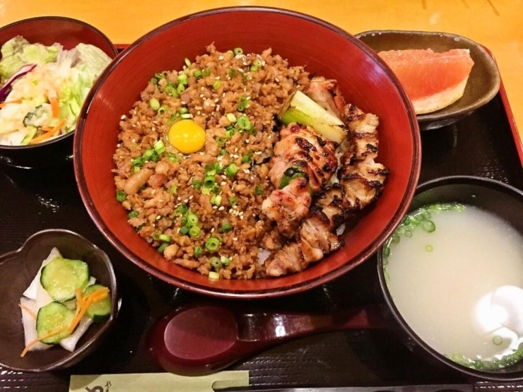 鳥繁丼の大盛です