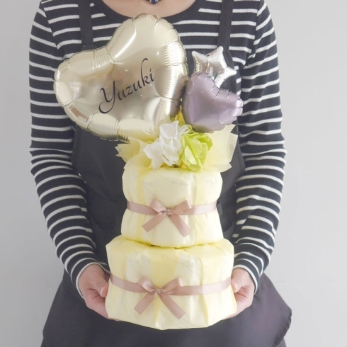 出産祝いに名前が入ったオムツケーキをプレゼント「出産祝いに名前が入ったオムツケーキをプレゼントされました 出雲市姫原 バルーン おむつケーキ 誕生日 飾り付け」