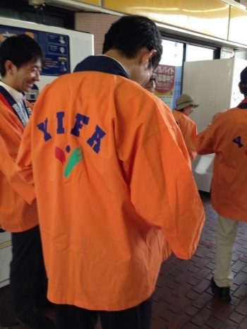 吉川市の職員さんたちも国際友好協会さんの法被（はっぴ）で共に活動開始！