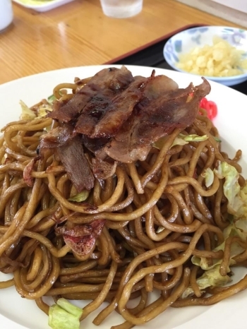 焼きそばにはお肉、キャベツ、桜えび入り。