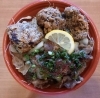 「明日の日替り弁当は鶏と豚の2種丼」
