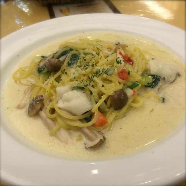 メインのパスタは白身魚とキノコのクリーム。<br>ストップと言うまで、粉チーズも削ってくれました。