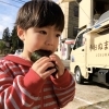 魚沼のおにぎりキッチンカー『うおぬま縁むすび』さんで、新米握りたておにぎり！卵黄入りのおにぎり絶品！
